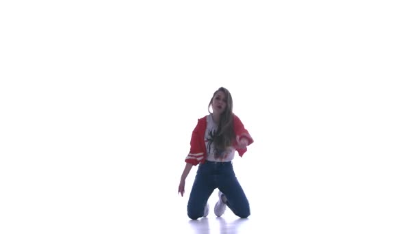 Молода красива дівчина танцює хіп-хоп, вуличні танці на білому тлі, ізольована
 - Кадри, відео