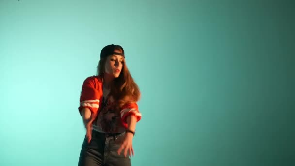 joven hermosa chica en una gorra de béisbol bailando hip hop, baile callejero en el estudio sobre un fondo verde, aislado
 - Metraje, vídeo