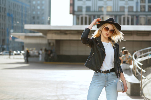 Ulica mody portret eleganckiej blond kobieta nosi kapelusz - Zdjęcie, obraz