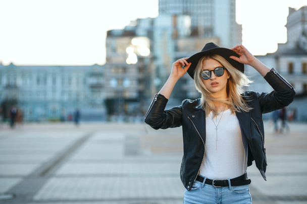 Outdoor fashion portrait of a beautiful blonde woman wearing hat - Φωτογραφία, εικόνα