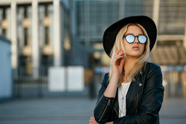 Outdoor-Modeporträt einer glorreichen blonden Frau mit Hut  - Foto, Bild