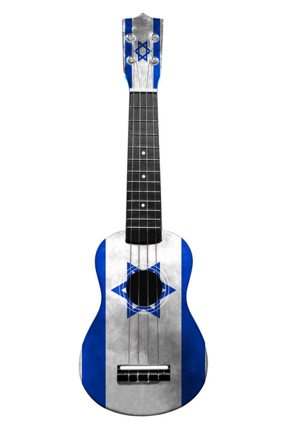 Guitarra nacional hawaiana, ukelele, con una bandera de Israel pintada, sobre un fondo blanco aislado, como símbolo del arte popular o una canción nacional
. - Foto, imagen