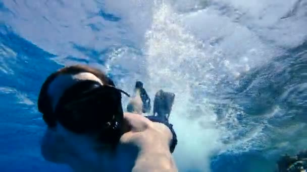 Snorkeling Guy swims in the sea - Materiał filmowy, wideo