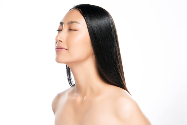 Kaunis nuori aasialainen nainen puhtaalla tuoreella iholla - Valokuva, kuva