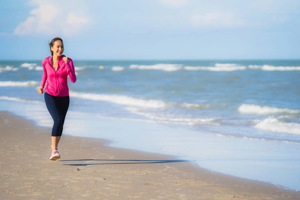 Retrato bela jovem asiático mulher correndo ou exercício no tropica natureza paisagem de praia mar oceano para saudável conceito
 - Foto, Imagem