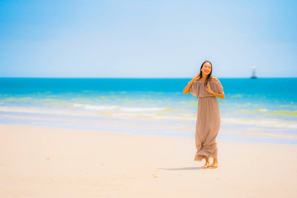 Portret mooie jonge Aziatische vrouw glimlach gelukkig lopen op de tropische buiten natuur strand zee voor vakantie - Foto, afbeelding