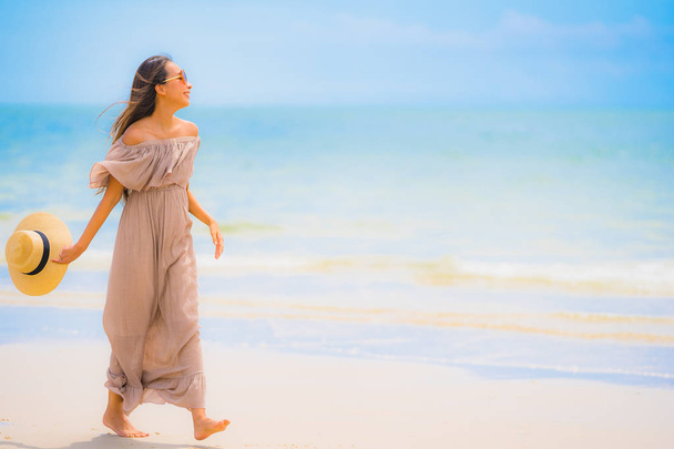 Portrait belle jeune femme asiatique sourire heureuse promenade sur la nature tropicale plage mer pour les vacances de loisirs
 - Photo, image