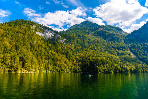 Koenigssee lake with Alp mountains, Konigsee, Berchtesgaden Nati - Foto, imagen