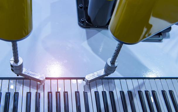 робот з вакуумними відсмоктувачами грає з клавіатурами, розумний заводський індуктор
 - Фото, зображення
