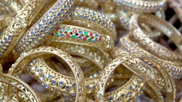 Luxus-Gold-Accessoires im alten thailändischen Stil mit Hochzeitsfrau - Filmmaterial, Video
