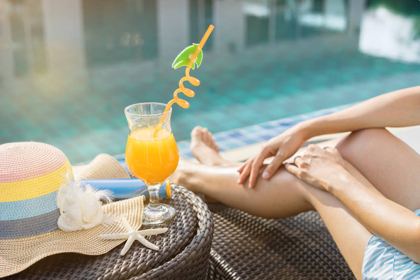 Mujer relajante en la piscina, Vacaciones de verano
 - Foto, Imagen