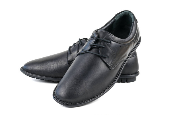 Μαύρα αυθεντικά δερμάτινα παπούτσια απομονωμένα σε λευκό φόντο. - Φωτογραφία, εικόνα