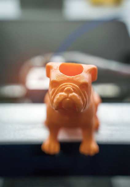 vorm van hond speelgoed gedrukt op 3D-printer - Foto, afbeelding