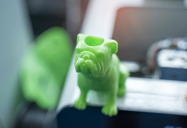3Dプリンターに印刷された犬のおもちゃの形 - 写真・画像