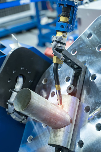 Máquina de soldadura robótica en una planta de fabricación de metal
 - Foto, imagen