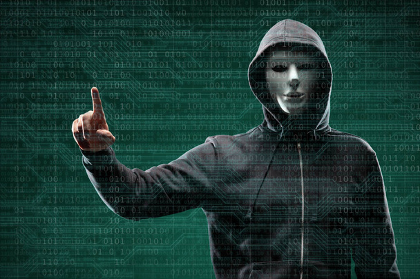 Veszélyes hacker absztrakt digitális háttér bináris kód alatt. Kitakart, sötét Arc maszk és kapucnis. Adatokat tolvaj, internetes támadás, darknet csalás, virtuális valóság és számítógépes biztonsági koncepció. - Fotó, kép