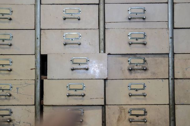 старый винтажный металлический ящик. шкаф для документов
 - Фото, изображение
