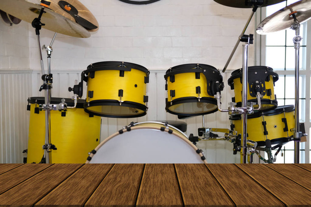 tambor amarillo. instrumento de percusión musical
 - Foto, Imagen