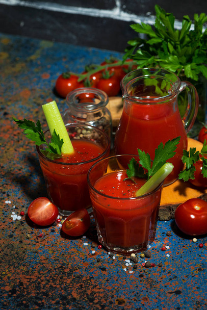 fresh tomato juice in glass cups, vertical top view - Foto, imagen