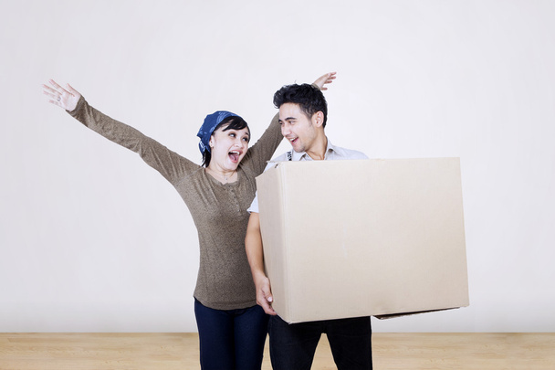 Happy couple moving house with box - Zdjęcie, obraz