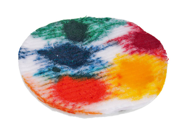 Okrągła bawełniana serwetka wycierane farby z jaj wielkanocnych na białym tle - Zdjęcie, obraz