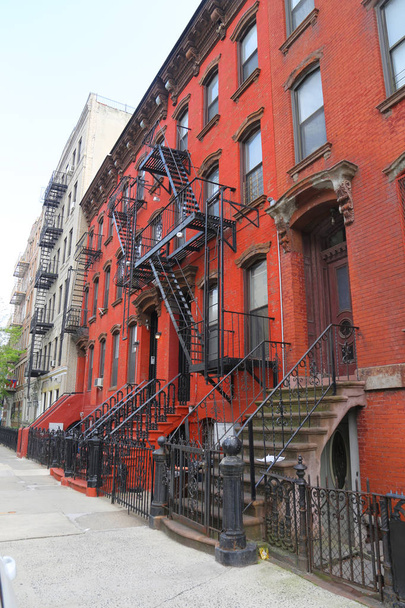 BROOKLYN, NEW YORK - MAY 2, 2019: New York brownstones at Williamsburg neighborhood in Brooklyn, New York - Фото, изображение