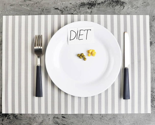 Koncepcyjny obraz tematu diety. Talerz z jedzeniem. - Zdjęcie, obraz
