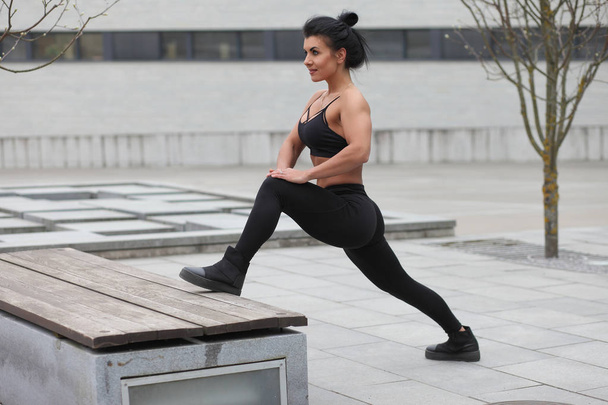 молодая сильная мускулистая девушка делает упражнения
 - Фото, изображение