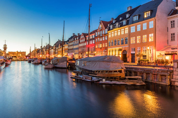 Copenhagen Nyhavn, New port of Copenhagen, at night in Denmark - Foto, afbeelding