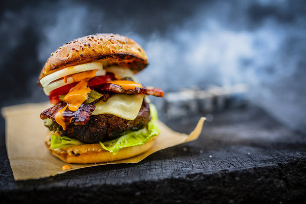 Lezzetli füme ızgara ve sırlı biftek burger marul ile peynir - Fotoğraf, Görsel