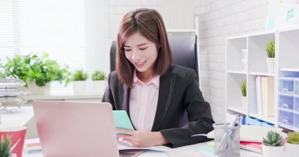 Молода Азія жінка працює в офісі - Кадри, відео