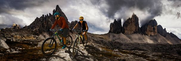 Велоспорт жінка і чоловік, їзда на велосипедах в горах Доломітові Альпи та - Фото, зображення