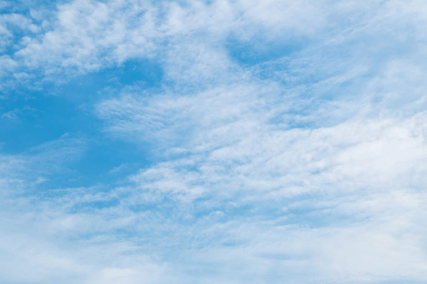 Sininen taivas pilvinen päivä kuvioitu tausta
 - Valokuva, kuva