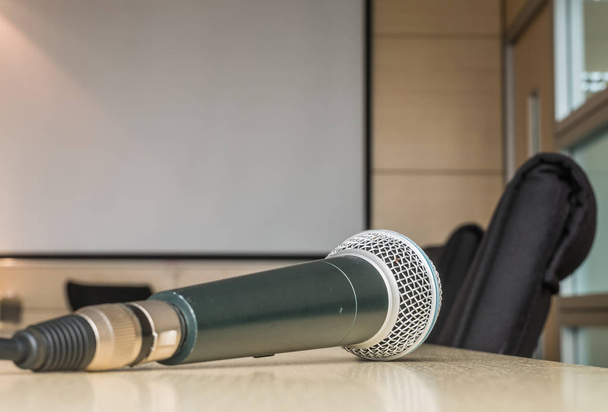 Microphone sur bureau en bois dans la salle de réunion sous la fenêtre
 - Photo, image