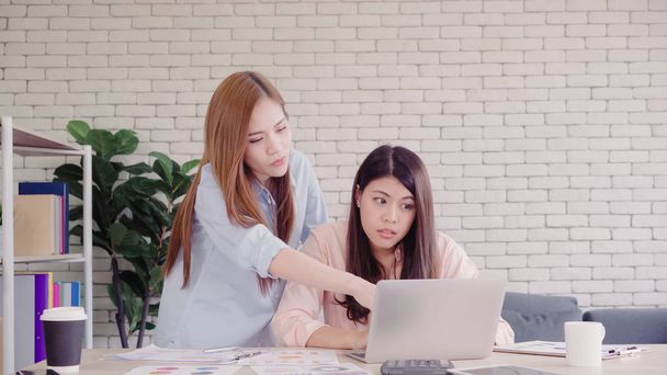 Attrayant intelligent créatif asiatique femmes d'affaires en vêtements décontractés intelligents de travail sur ordinateur portable tout en étant assis sur le bureau sur le bureau. Lifestyle femmes travaillent au bureau concept
. - Photo, image