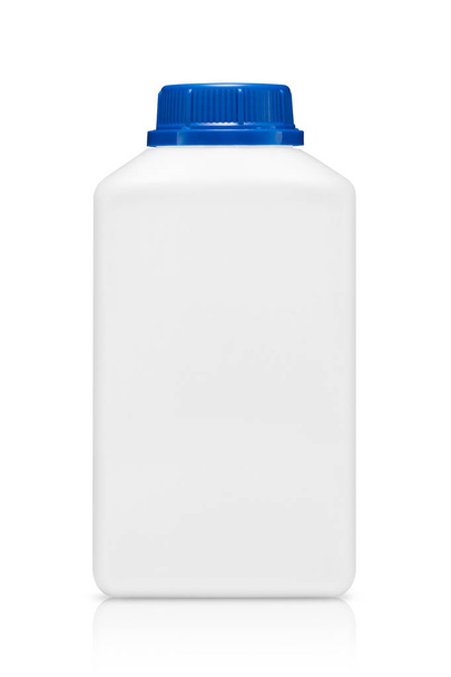 Молочная бутылка с голубой шапкой на белом фоне
 - Фото, изображение