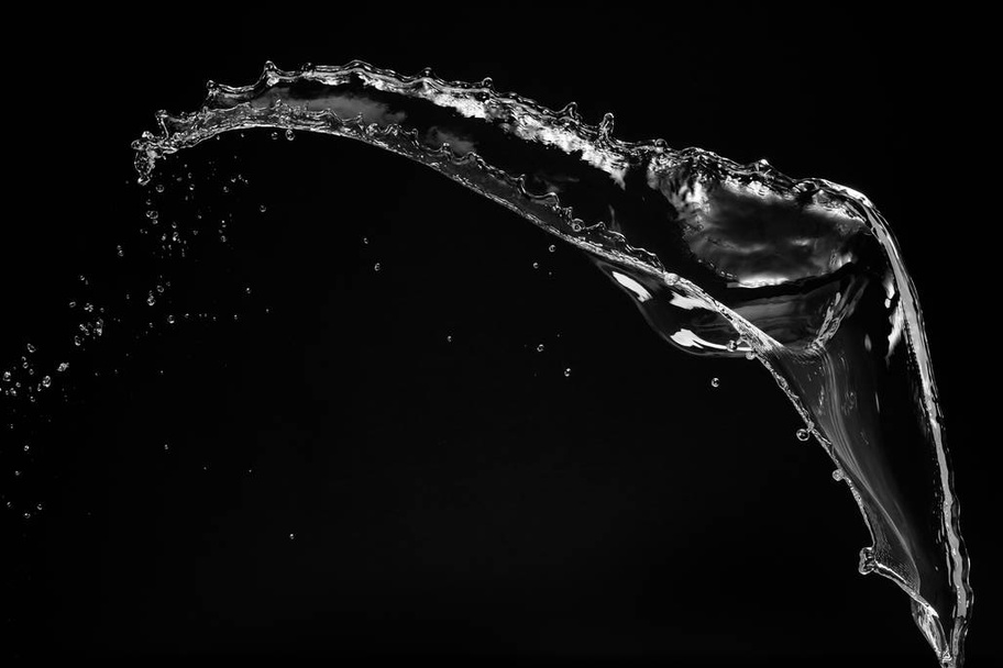 Чистый, прозрачный брызг воды на черном фоне
 - Фото, изображение