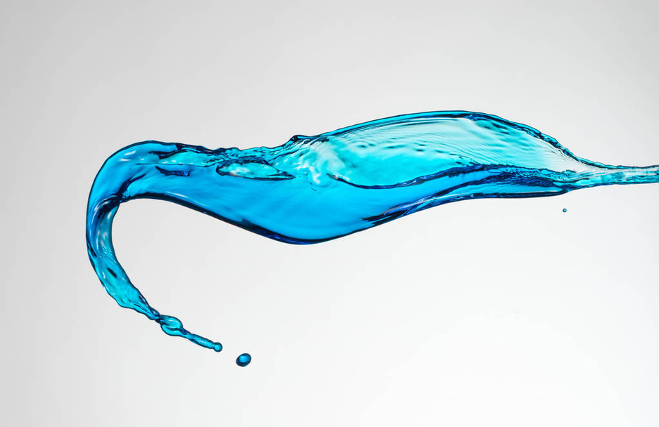Klarer, transparenter blauer Wasservorhang auf weißem Hintergrund - Foto, Bild