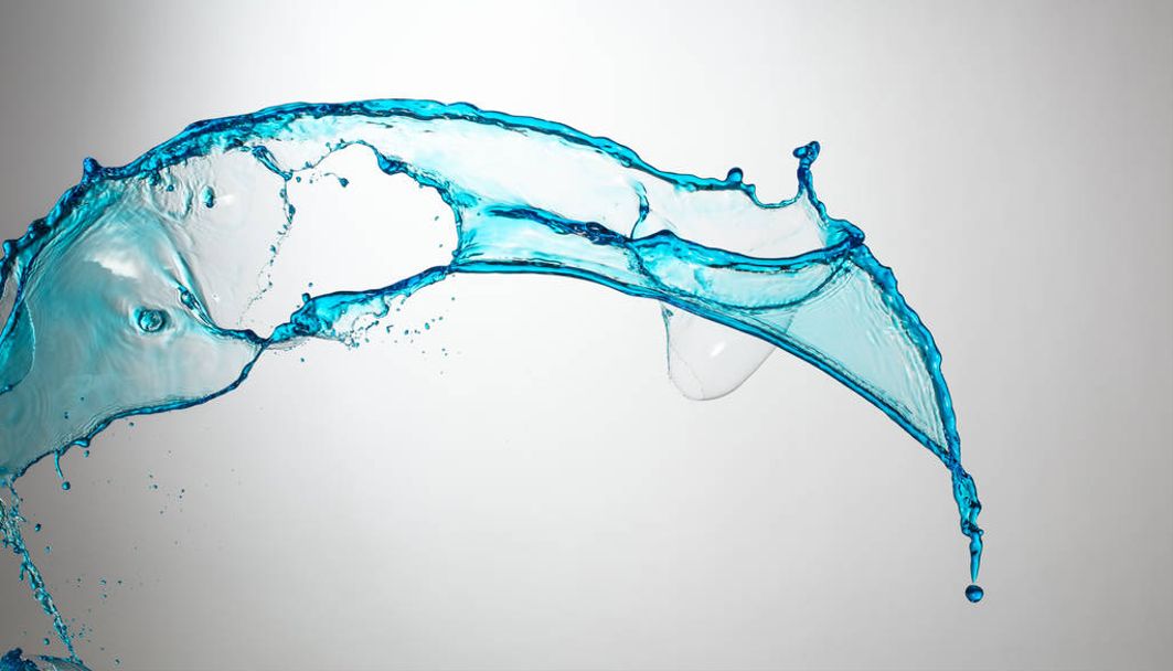 Чистый, прозрачный синий занавес воды брызги на белом фоне
 - Фото, изображение