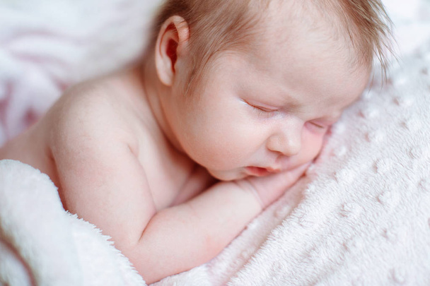 hermosa niña recién nacida durmiendo en manta rosa con lugar para su texto
 - Foto, Imagen