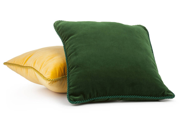 Dva zelené a žluté měkké Ozdobné polštáře izolované na bílém pozadí - Fotografie, Obrázek