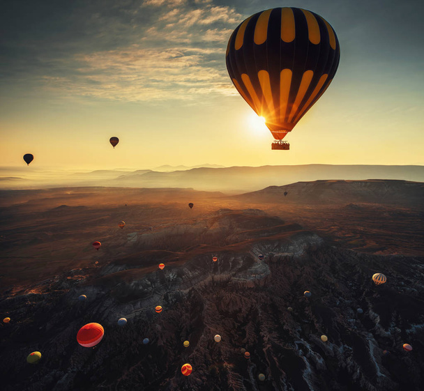 Kuumailmapallot lentävät aamunkoitteessa Cappadocian laakson yllä. Turkki
. - Valokuva, kuva