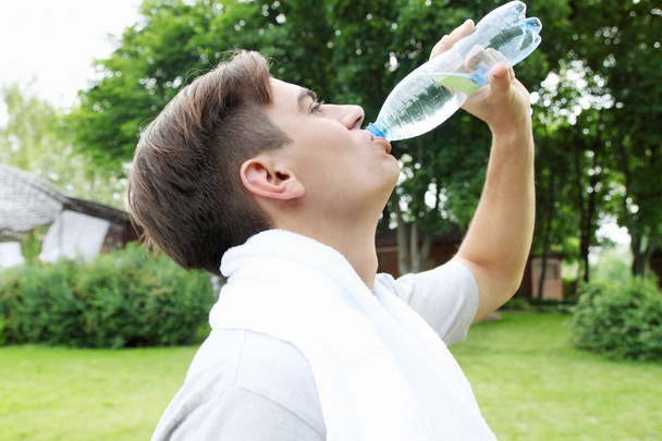 άνθρωπος με ένα μπουκάλι νερό - Φωτογραφία, εικόνα