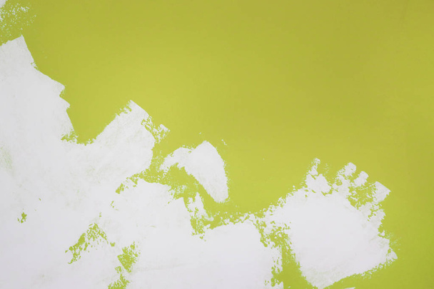 Green wall repair, white paint or plaster over wall, high-resolution abstract background - Foto, afbeelding