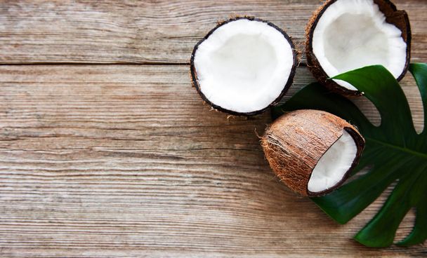 Kokosové ořechy se zelenými listy - Fotografie, Obrázek