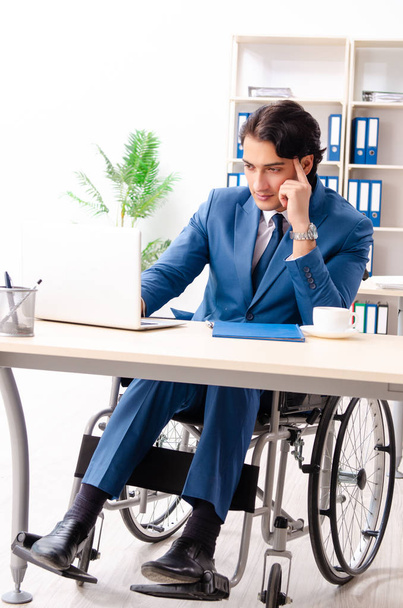 Muž zaměstnanec invalidním vozíku, práce v kanceláři  - Fotografie, Obrázek