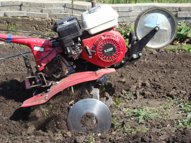 stroj na uzavření motoru, druh malého traktoru - Fotografie, Obrázek