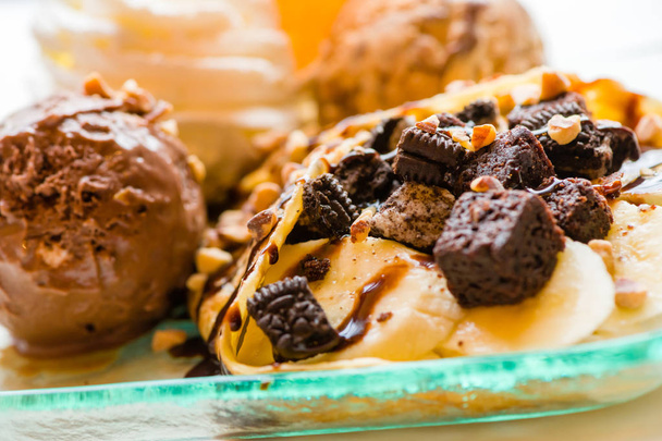 チョコレートアイスクリームのサクサクワッフルホイップcrとおいしいパンケーキ - 写真・画像