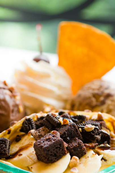 チョコレートアイスクリームのサクサクワッフルホイップcrとおいしいパンケーキ - 写真・画像