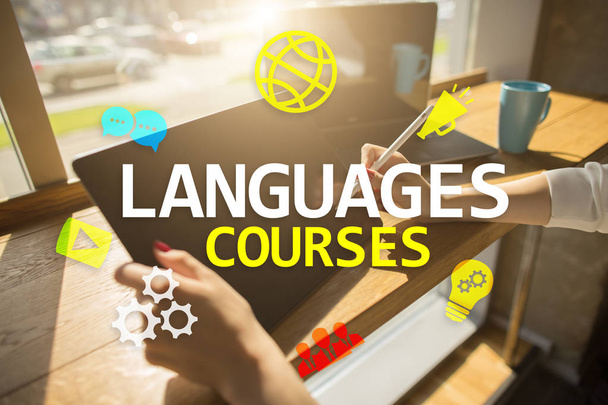 Nyelvtanfolyamok Online tanulás, angol shool, E-learning koncepció a virtuális képernyő. - Fotó, kép